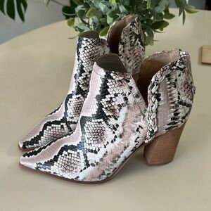 NWOT Vince Camuto snake print booties!
